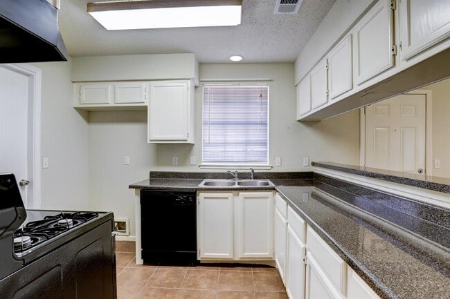 Building Photo - 6730 Prairie Village Dr