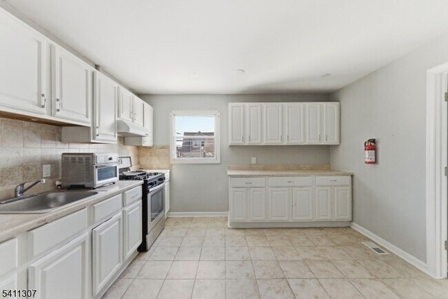 Building Photo - 467-469 Summer Avenue Unit 2