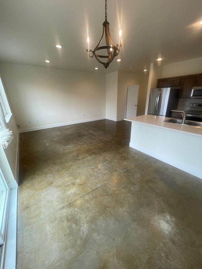 Building Photo - Stunning Three Bedroom Town Home In Lebanon OR!