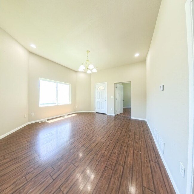 Building Photo - Newly updated 2 bedroom 1 bathroom