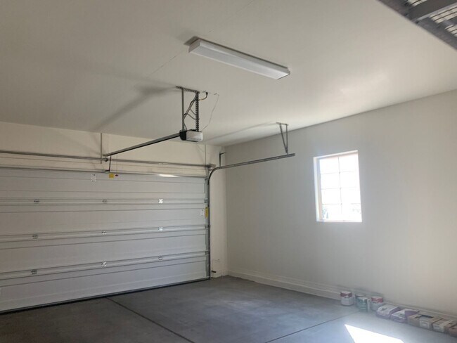 Building Photo - Spacious 3 Bed / 2 Bath Home with Stunning...