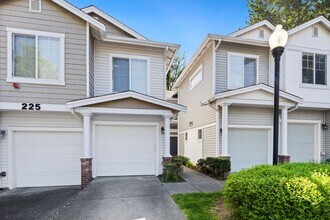 Building Photo - Spacious 3 bed Townhome