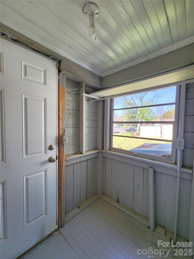 Building Photo - 12 Woodsdale Pl SE