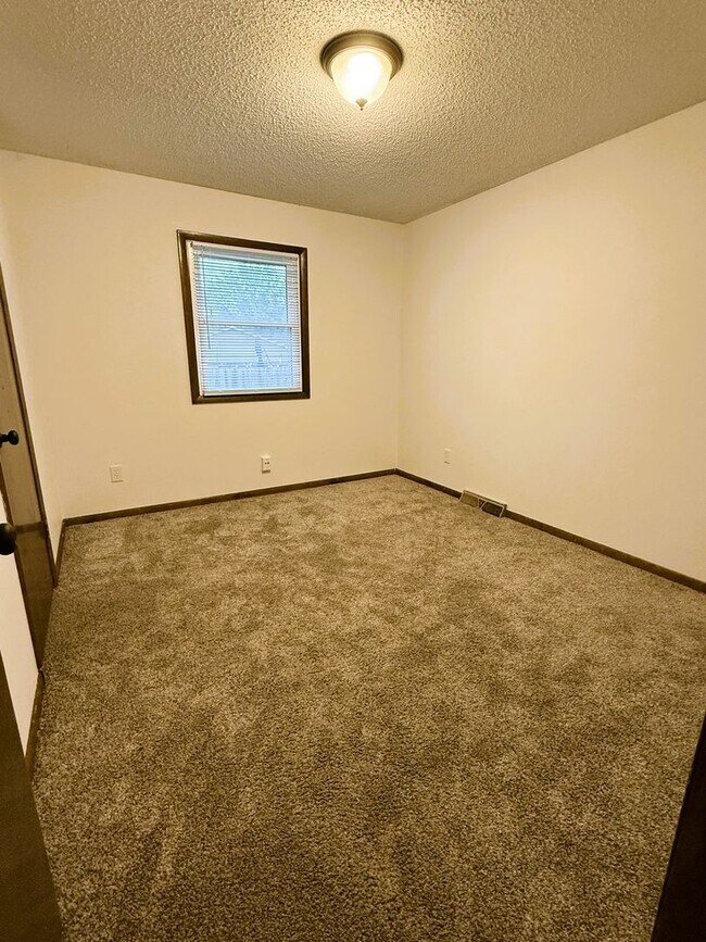 Building Photo - 4 bedroom home with 2 Garages, Finished Basement & Fenced Yard