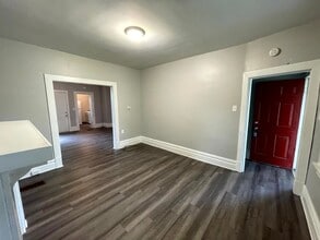 Building Photo - Lovely two bedroom, 1 bathroom Townhome on...