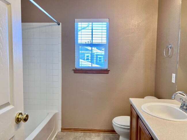 Building Photo - Beautiful 3 Bed/2.5 Bath End Unit Two-Level Townhome! Wonderful Deck off Living Room with backyar...