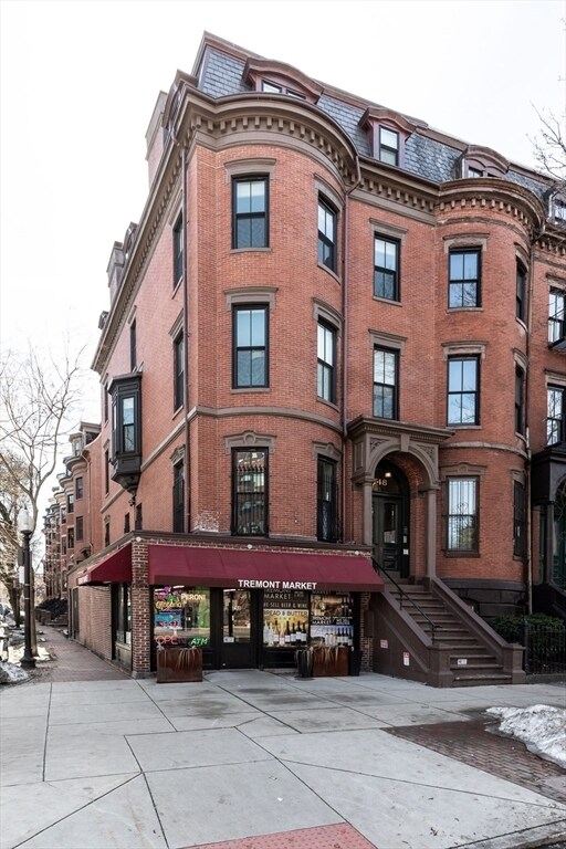 Building Photo - 748 Tremont St