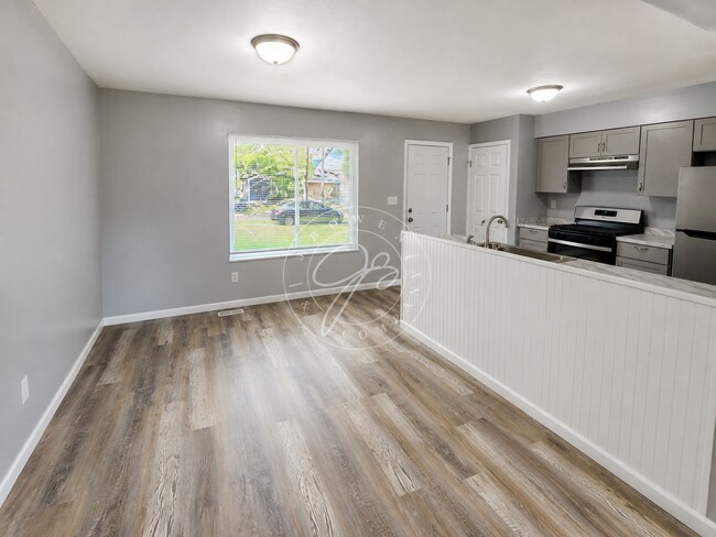 Building Photo - Fully updated like new inside! Central Air! Convenient location!