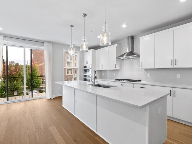 Building Photo - "Modern Living Awaits: Spacious 2-Bed, 2.5-Bath Townhouse in the Heart of McLean!"