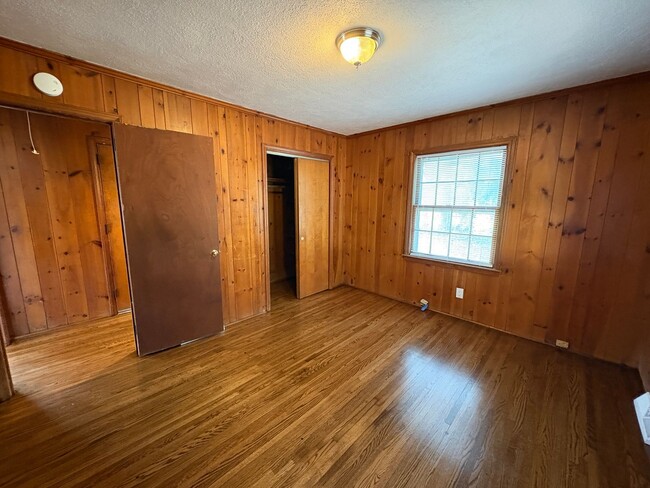 Building Photo - 3 Bedroom Home in Hickory Grove