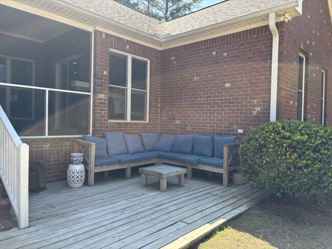 Building Photo - 420 Lake Forest Dr SE