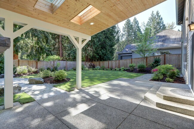 Building Photo - Spacious Custom Home with High-End Finishes Near Lake Sammamish