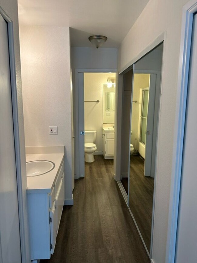 Building Photo - 2507 Navarra Dr