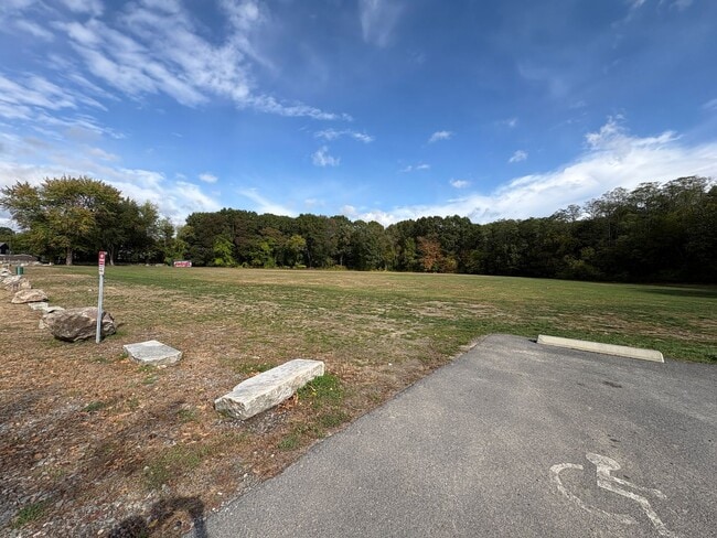 Building Photo - Bright 2-Bedroom Condo in Presidential Par...