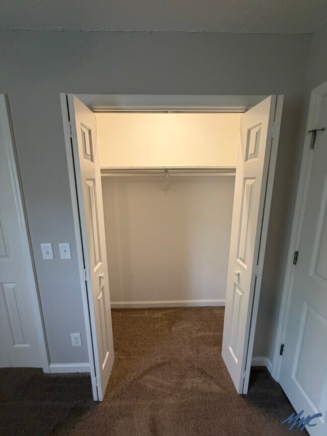 Building Photo - 2558 Oak Hill Dr