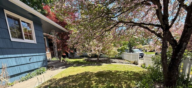 Building Photo - Well-cared-for home with strong curb appeal and quality updates in Southeast Portland.