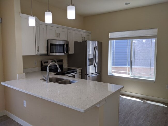 Building Photo - 1325 Bunker Hill Dr