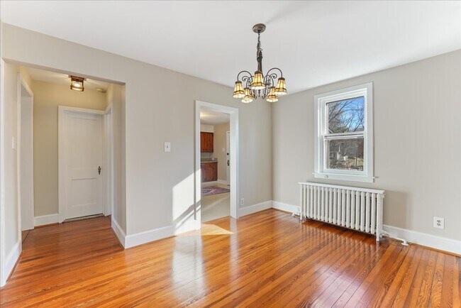 Building Photo - 825 Creek Rd