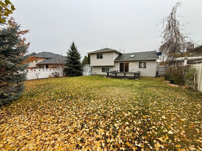 Building Photo - Stunning 3 Bed 2 Bath Eagle Ridge Home w/ Large Fenced Backyard and Raised Deck!