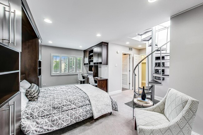Building Photo - 1150 W Dickens Ave