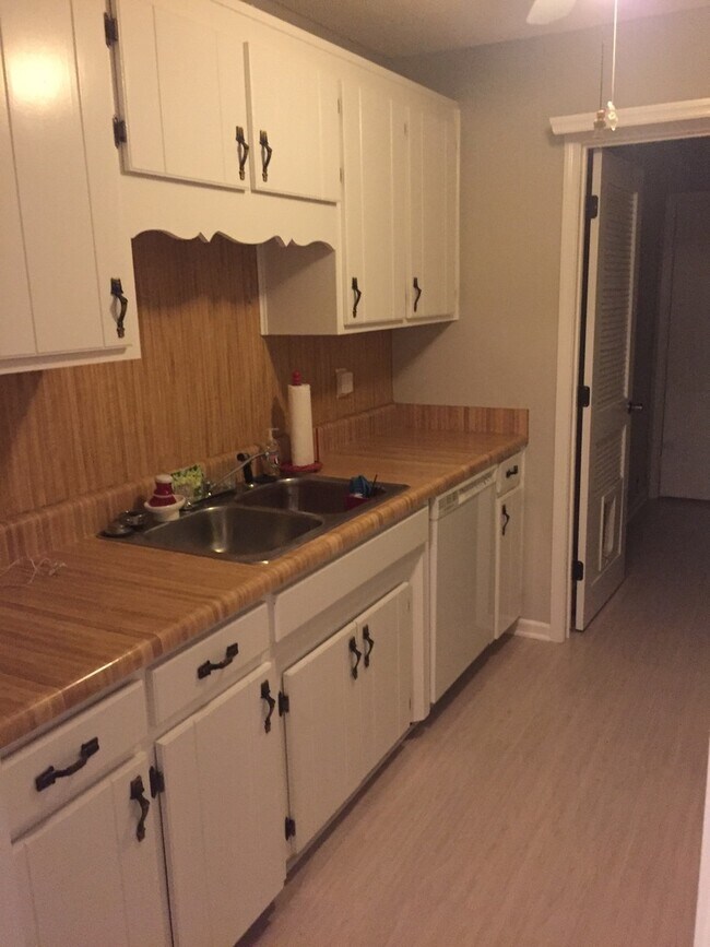 Building Photo - Greenville - 2BR, 1BA, 1000SF