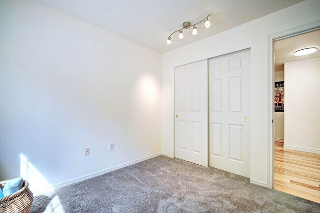 Building Photo - 3Bd/2Ba Issaquah Condo
