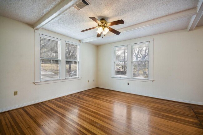 Building Photo - 609 Harthan St