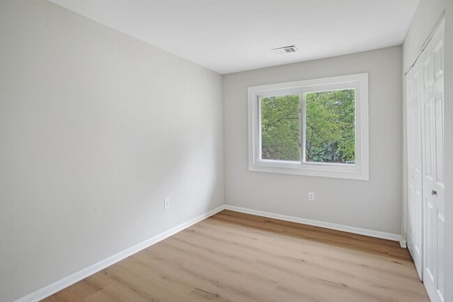 Building Photo - Renovated 4BR/3.5BA Townhome in Stafford –...