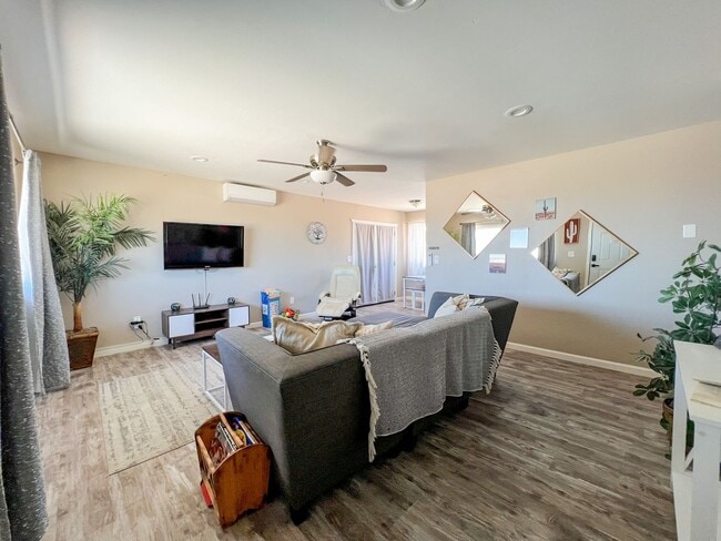 Building Photo - Joshua Tree Home with Desert Views