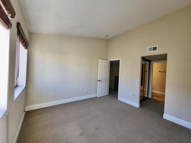 Building Photo - 3957 Nobel Dr