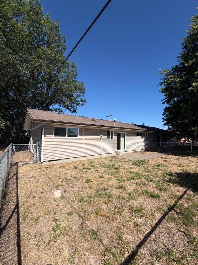 Building Photo - 1373 SE 27th Ave