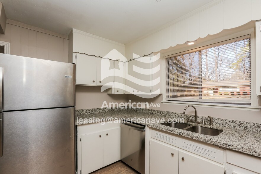 Building Photo - 3025 Charleston Dr