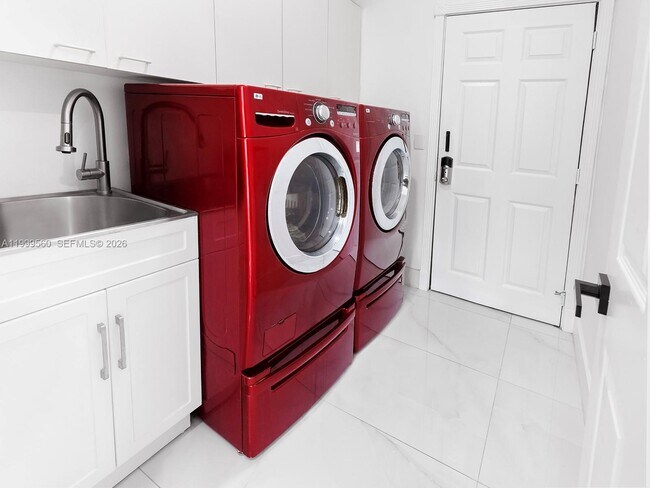 Building Photo - 4860 SW 161st Ln