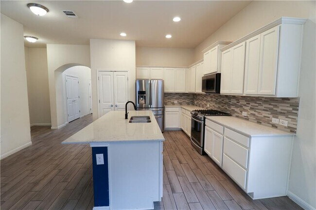 Building Photo - 5004 Bonneville Bend