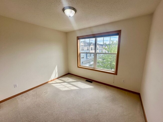 Building Photo - Gorgeous X-Large 4 Bedroom Townhome in Maplewood!