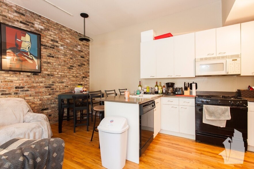 Building Photo - 616 N Paulina St