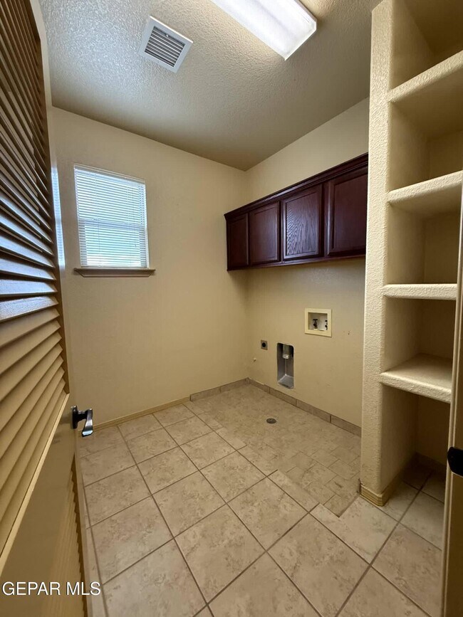 Building Photo - 11533 Merejildo Madrid St