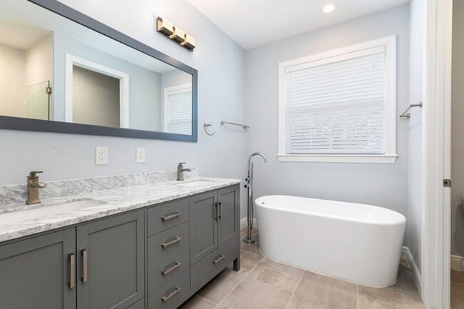 Building Photo - 1031 NE 13th Ave