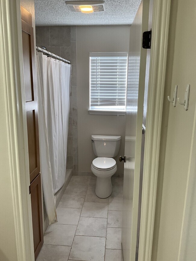 Building Photo - 129 Splitrock Ln