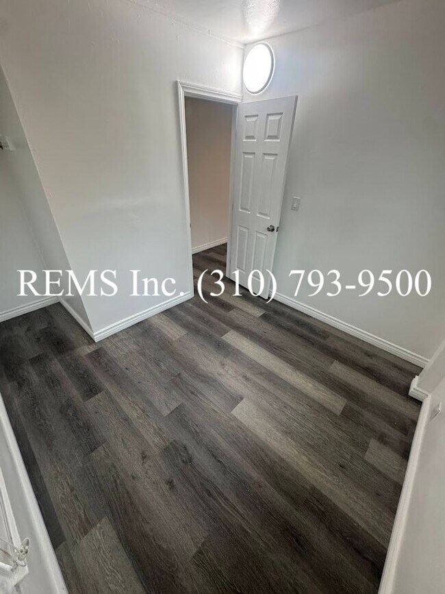 Building Photo - LFI02