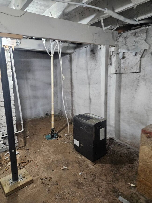 Building Photo - WOW! Look at this property ! You cant beat this price!