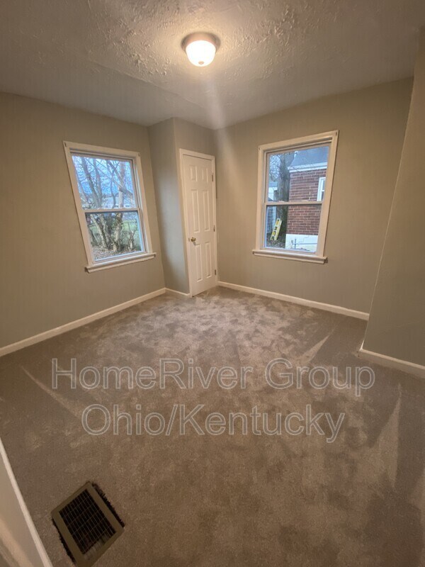 Building Photo - 802 Van Buren St