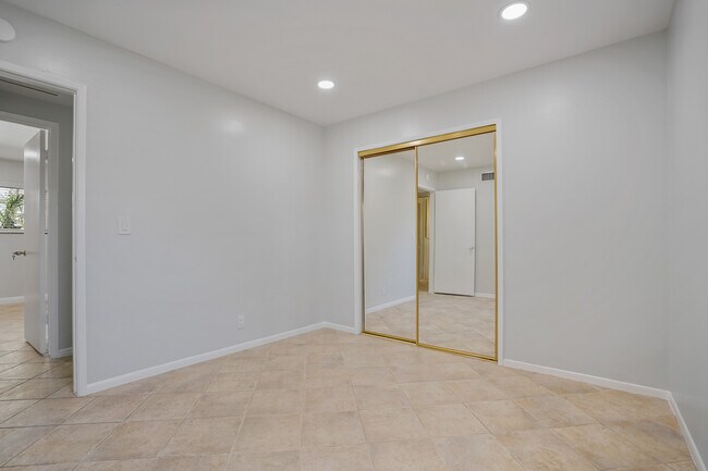 Building Photo - 7055 Avenida Leon