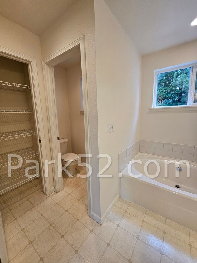 Building Photo - University Place Single Family in Gated Community