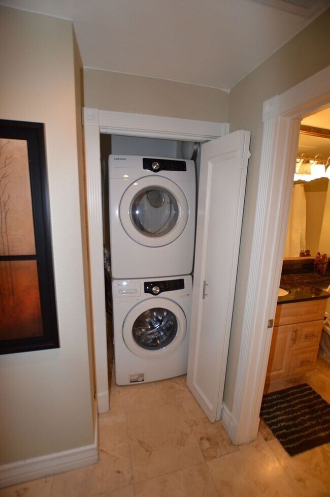 Building Photo - Meridian Luxury 1 Bed | 1 Bath Furnished C...