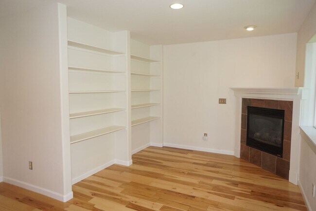 Building Photo - Spectacular SW Liar Hill 3 bedroom Townhouse