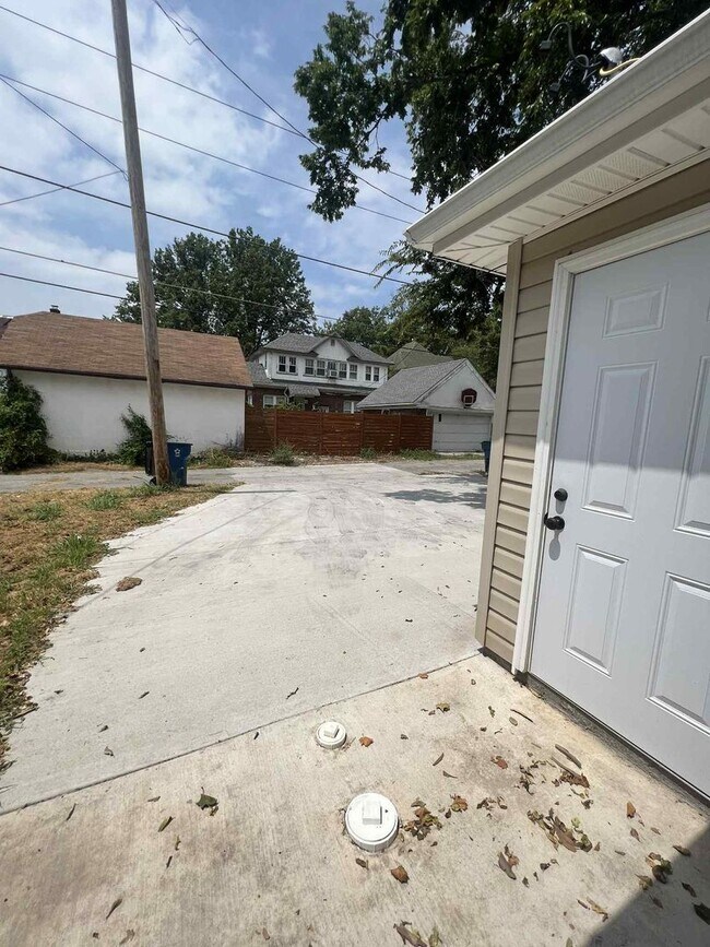 Building Photo - 206-208 N Wall Duplex