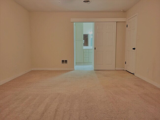 Building Photo - Huge 5 bedroom upgraded Colonial with larg...