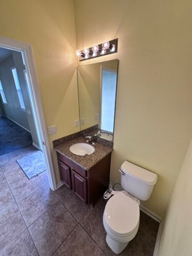 Building Photo - ***HOLIDAY SPECIAL NO RENT FOR DECEMBER*** Stylish 3BR Townhome with Garage & Walk-In Closet