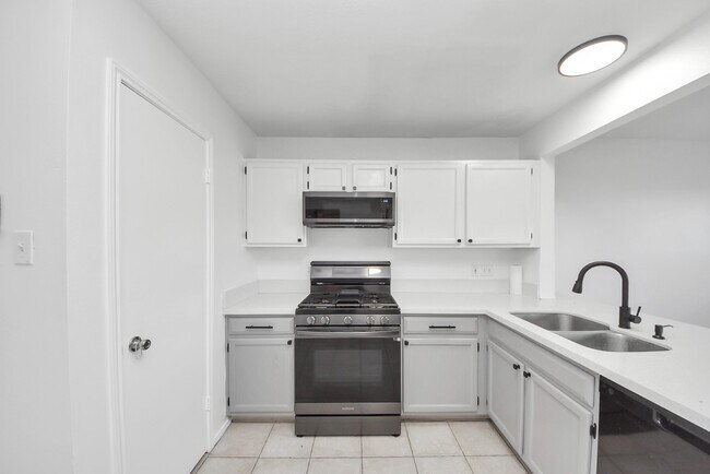 Building Photo - 403 Willow W Dr